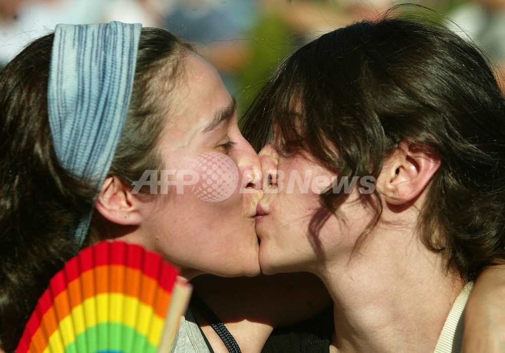 女性同士のキス放映で罰金 シンガポールのケーブルtv局 写真1枚 国際ニュース Afpbb News