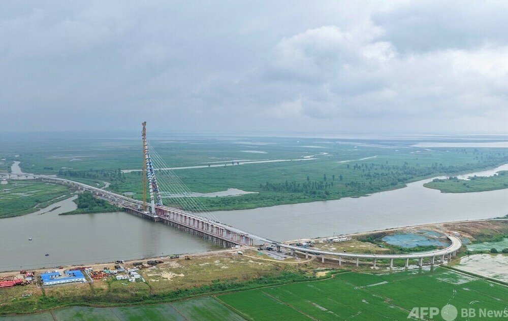 世界一高い複合構造斜塔 中国江西省南昌市の将軍洲大橋の主塔が完成