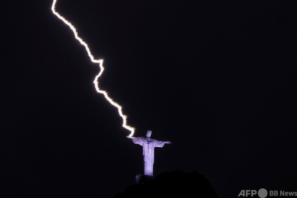 キリスト像の手に落雷 ブラジル 写真6枚 国際ニュース：AFPBB News