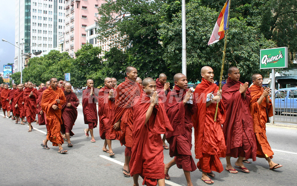 国際ニュース：AFPBB Newsミャンマー軍事政権が僧侶デモに催涙弾を発射