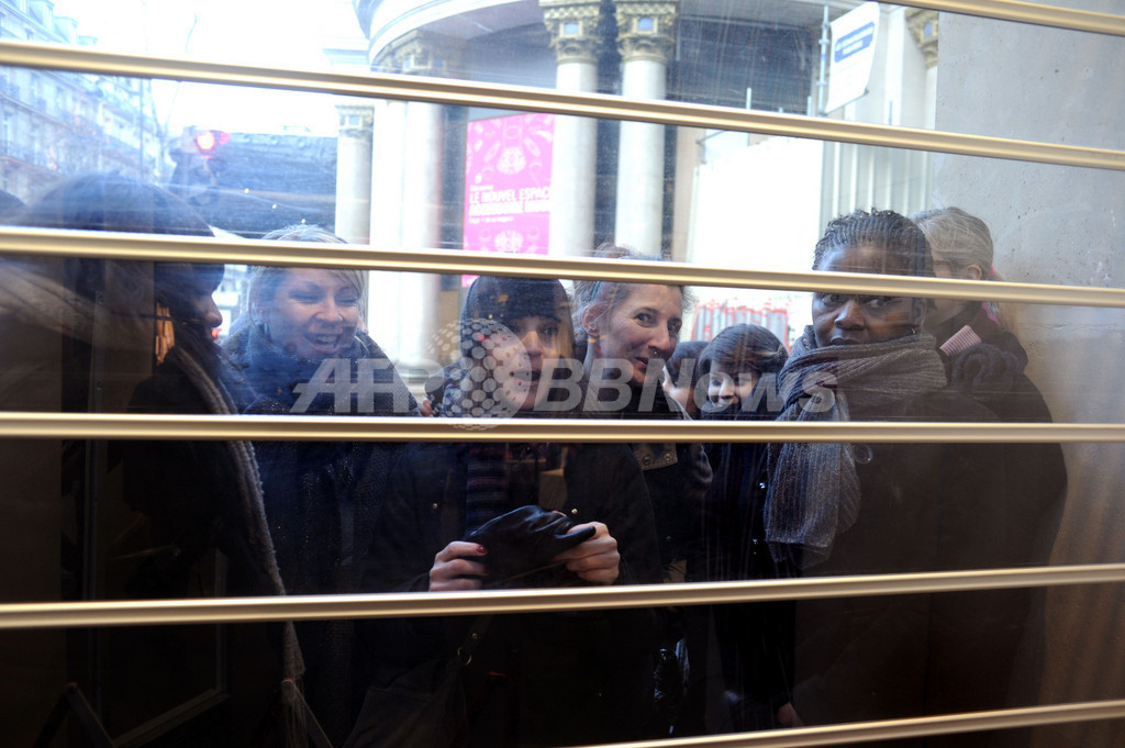 H&Mとソニア・リキエルのコラボウェア発売開始、パリに長蛇の列