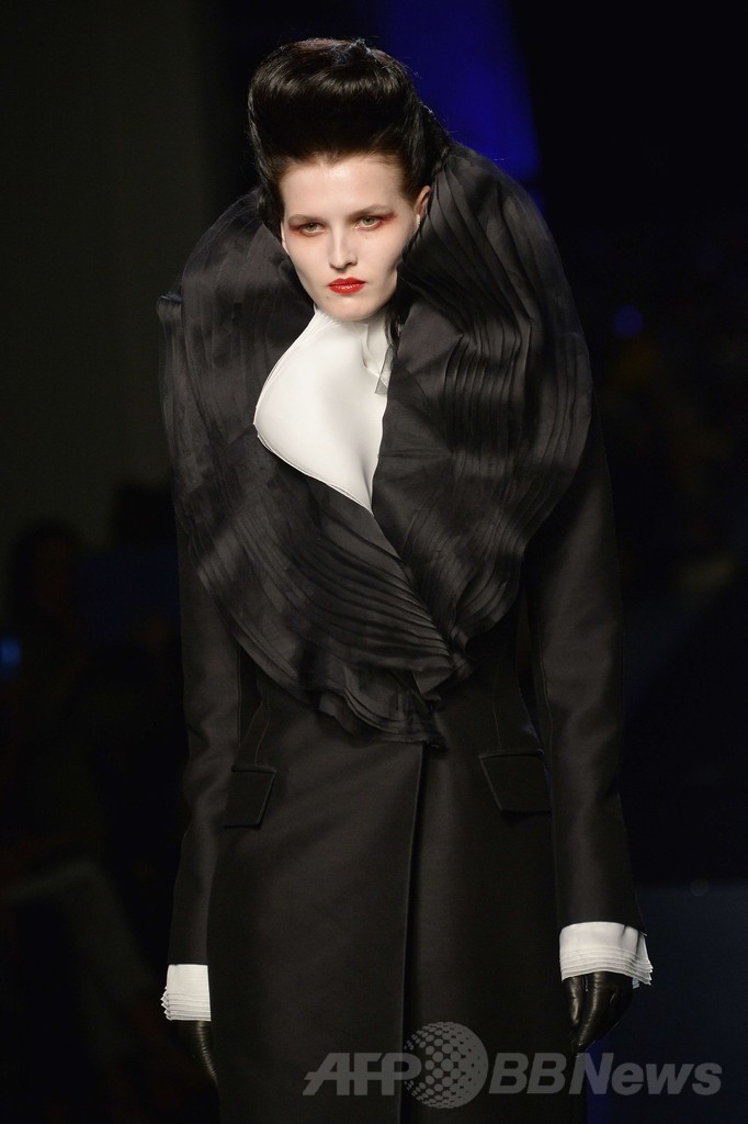 「ひげ面の女装歌手」も登場、J.P.ゴルチエ14/15年秋冬オートクチュール