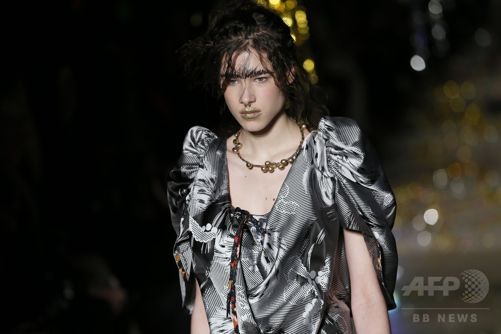 「ユニセックス」にまとう服、「ヴィヴィアン・ウエストウッド ゴールドレーベル」15/16秋冬