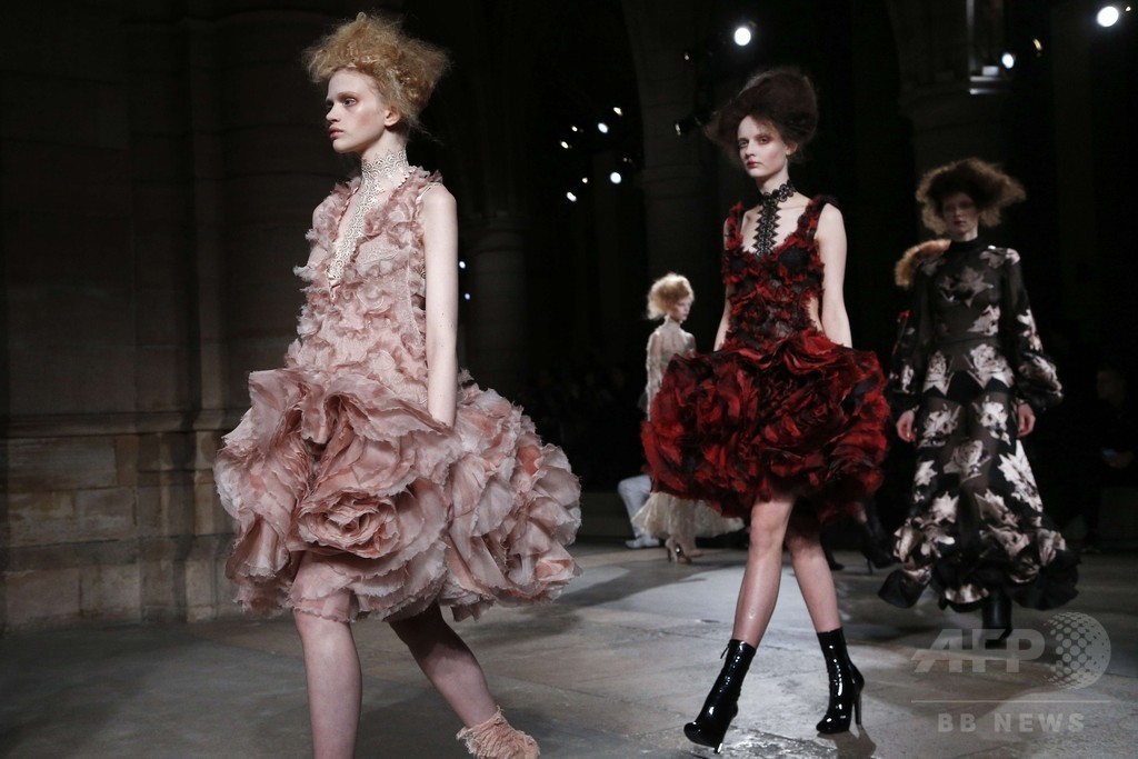 朽ちゆくものの美しさを表現、「アレキサンダー・マックイーン」15/16秋冬