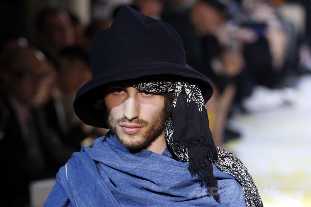 ストールやハットをアクセントに、「ヨウジヤマモト」15年春夏メンズ