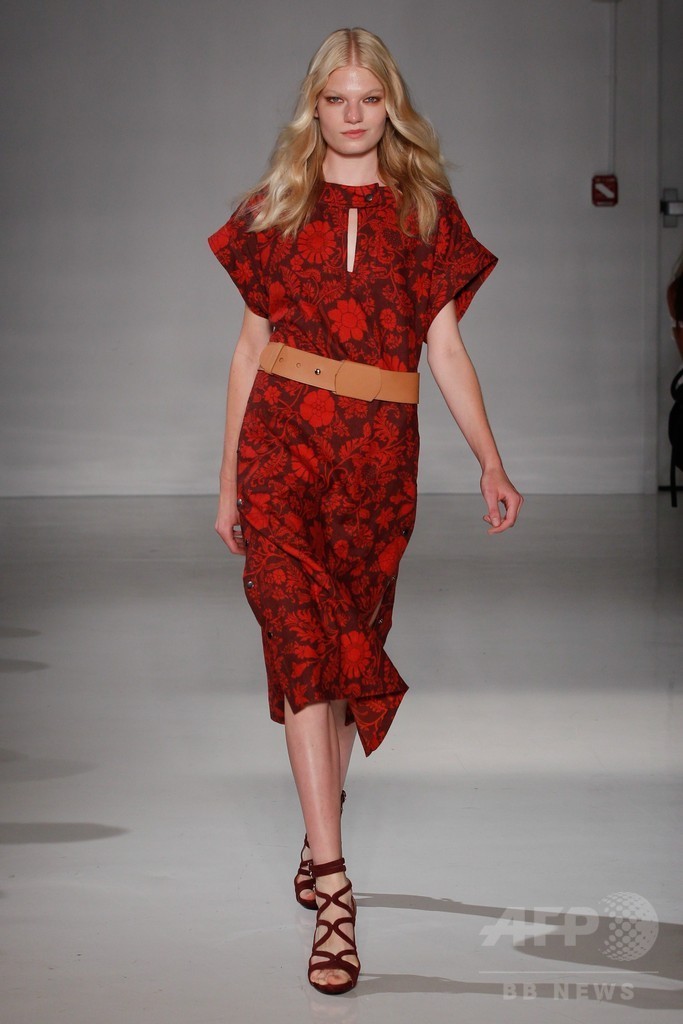 膝下丈のスカートでエレガントに、「ジル・スチュアート」15年春夏