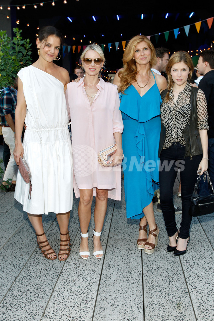 コーチ主催サマーパーティ、ケイティ・ホームズやナオミ・ワッツらが出席