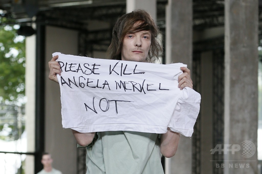 ランウェイでモデルが抗議行動、リック・オウエンス「計画的ではない」