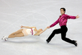 フィギュアスケート四大陸選手権2009（%%ISU Four Continents Figure Skating Championships 2009%%）ペア・ショートプログラム（SP）、64.36点を記録し2位につけたカナダのジェシカ・デュベ（%%Jessica Dube%%、左）とブライス・ダヴィソン（%%Bryce Davison%%）。（2009年2月4日撮影）(c)AFP/Getty Images/Matthew Stockman