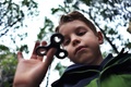 米ニューヨークの公園で、ハンドスピナーで遊ぶ子ども（2017年5月23日撮影）。(c)AFP/Jewel SAMAD