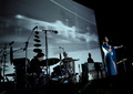 米・カリフォルニア（California）州のハリウッド・フォーエバー墓地（Hollywood Forever Cemetery）で歌手クリスタ・ベル（Chrysta Bell）がパフォーマンスを披露した（2013年5月12日撮影）。(c)AFP/Getty Images/Kevin Winter