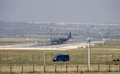 トルコ南部アダナ郊外のインジルリク空軍基地の滑走路を移動するトルコ空軍機（2015年7月28日撮影）。(c)AFP