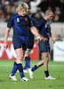 試合に敗れ落胆するフランスのレミー・マルタン（%%Remy Martin%%、左）とフレデリック・ミシャラク（%%Frederic Michalak%%）。(c)AFP/FRANCK FIFE