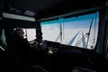 アイスランドのラングヨークトル氷河で「氷河バス」を運転する、バス所有者の男性（2020年10月1日撮影）。(c)Halldor KOLBEINS / AFP
