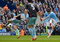 13-14イングランド・プレミアリーグ最終第38節、マンチェスター・シティ（Manchester City）対ウェストハム（West Ham）。前半39分に先制点を決めるマンチェスター・シティのサミル・ナスリ（Samir Nasri、右、2014年5月11日撮影）。(c)AFP/ANDREW YATES