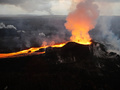 米ハワイ島キラウエア火山の亀裂から流れ出る溶岩。米地質調査所提供（2018年7月14日入手）。(c)AFP PHOTO / US Geological Survey/HO