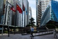 香港中心部の中環（セントラル）地区を歩く人（2020年7月16日撮影）。(c)Anthony WALLACE / AFP