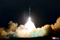 北朝鮮の朝鮮中央通信（KCNA）が公開した、大陸間弾道ミサイル（ICBM）「火星15」発射の画像（2017年11月29日撮影、30日公開）。(c)AFP/KCNA VIA KNS