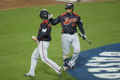 第2回ワールド・ベースボール・クラシック（%%2009 World Baseball Classic%%）決勝、韓国戦で7回に中島裕之（%%Hiroyuki Nakajima%%）の適時打で本塁に生還し、青木宣親（%%Norichika Aoki%%、右）とハイタッチを交わす日本の片岡易之（%%Yasuyuki Kataoka%%）。（2009年3月23日撮影）(c)AFP/Getty Images/Stephen Dunn