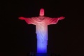 ブラジル・リオデジャネイロ（Rio de Janeiro）のコルコバード（Corcovado）の丘に立つ、クロアチアの国旗の色に染め上げられた巨大なキリスト像（Christ the Redeemer、2014年6月11日撮影）。(c)AFP/YASUYOSHI CHIBA