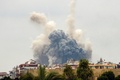 レバノン南部で、イスラエル軍の空爆によって立ち上る煙（2024年10月7日撮影）。(c)KAWNAT HAJU / AFP