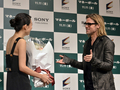 11日から全国公開となる映画『マネー・ボール（Moneyball）』の主演俳優ブラッド・ピット（Brad Pitt）が10日、来日会見を行った。会場には、ゲストとして女優吹石一恵（Kazue Fukiishi）も登場した。写真は、ピットに花束を贈る吹石（2011年11月10日撮影）。(c)AFP/Yoshikazu TSUNO 

&lt;a href=&quot;http://www.afpbb.com/article/entertainment/news-entertainment/2839947/8059373&quot;&gt;&lt;b&gt;【関連記事】ブラピ、震災日本の「不屈の魂」を称賛 「勇気付けられる」&lt;/b&gt;&lt;/a&gt;