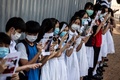 香港の民主派抗議デモに参加した子どもたち（2020年6月12日撮影）。(c)ISAAC LAWRENCE / AFP