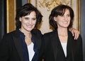 グレヴァン美術館でお披露目された自身の蝋人形の隣でポーズを取るフランスのファッションアイコンとして有名なモデル、イネス・ド・ラ・フレサンジュ（Ines de la Fressange、2014年12月15日撮影）。(c)ADP/PATRICK KOVARIK