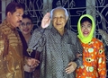 インドネシアの首都ジャカルタ（Jakarta）で手を振るスハルト（Suharto）元大統領（中央、2006年5月3日撮影）。(c)AFP/Adek BERRY
