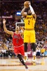 14-15NBAプレーオフ・イースタンカンファレンス準決勝（7回戦制）、クリーブランド・キャバリアーズ対シカゴ・ブルズ。シカゴ・ブルズのデリック・ローズ（左）をかわし得点を狙うクリーブランド・キャバリアーズのカイリー・アービング（2015年5月6日撮影）。(c)AFP/Getty Images/Jason Miller