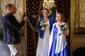 スイス・ジュネーブで、結婚式を挙げたロールさん（中央）とアリーヌさん（右、2022年7月1日撮影）。(c)Fabrice COFFRINI / AFP