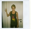 チャリティ・ブランド「オムニピース(OmniPeace)」のタンクトップを着用した女優シエナ・ミラー（Sienna Miller）。(c) OmniPeace