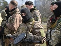 ウクライナ・キーウで、新たに供与された兵器を試す領土防衛隊（2022年3月23日撮影、資料写真）。(c)GENYA SAVILOV / AFP