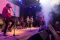 ウガンダ南東部ジンジャのイタンダ滝で開かれた音楽フェス「ニゲニゲ」に出演する同国のミュージシャン、シンディー・サニュ（右、2022年9月16日撮影）。(c)BADRU KATUMBA / AFP