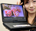 都内・ソニー本社で撮影された、新型のポータブルDVDプレーヤー「DVP-FX930」（2009年6月16日撮影）。(c)AFP/Yoshikazu TSUNO