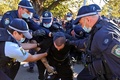ロックダウンに抗議するデモの参加者を拘束する警官ら。豪シドニーで（2021年7月24日撮影）。(c)Steven SAPHORE / AFP