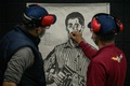 非致死性の銃で撃った的を確認するインストラクター。コロンビア首都ボゴタの射撃練習場で（2021年9月17日撮影）。(c)Juan BARRETO / AFP