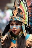 メキシコの首都メキシコ市ソカロ広場で行われたスペインによるアステカ帝国征服500年の式典に参加するアステカの民族衣装を着た女性（2021年8月13日撮影）。(c)RODRIGO ARANGUA / AFP