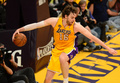 12-13NBAは26日、プレーオフ1回戦（7回戦制）が各地で行われ、サンアントニオ・スパーズ（San Antonio Spurs）が120-89でロサンゼルス・レイカーズ（Los Angeles Lakers）を下し、3連勝を飾った。

コート外に出そうなボールを戻そうとするロサンゼルス・レイカーズのパウ・ガソル（Pau Gasol、2013年4月26日撮影）。(c)AFP/Frederic J. BROWN