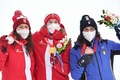 北京冬季五輪、アルペンスキー女子複合。メダル授与式で喜ぶ（左から）銀メダルを獲得したスイスのウェンディー・ホルドナー、金メダルを獲得したスイスのミシェル・ギザン、銅メダルを獲得したイタリアのフェデリカ・ブリニョネ（2022年2月17日撮影）。(c) Dimitar DILKOFF / AFP