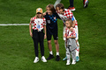 サッカーW杯カタール大会、3位決定戦、クロアチア対モロッコ。子どもたちと勝利を喜ぶクロアチアのルカ・モドリッチ（右上、2022年12月17日撮影）。(c)Anne-Christine POUJOULAT/ AFP