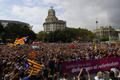 スペイン・カタルーニャ自治州の州都バルセロナで、カタルーニャ独立派の旗「アスタラーダ」を掲げてデモを行う市民ら（2017年10月2日撮影）。(c)AFP/PIERRE-PHILIPPE MARCOU