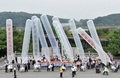 北朝鮮との非武装地帯（DMZ）に近い韓国北部の坡州（Paju）で、北朝鮮を批判するパンフレットなどを付けた風船を北朝鮮に向けて飛ばす活動家たち（2010年9月9日撮影、資料写真）。(c)AFP/JUNG YEON-JE