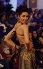 パキスタン北部の都市ラホール（Lahore）で開催された「パンテーン・ブライダル・クチュール・ウィーク（Pantene Bridal Couture Week）で発表された「Ammar Shahid」の新作コレクション(2013年11月29日撮影）(c)AFP/Arif ALI