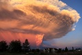 チリ南部プエルトモントから撮影した、噴煙を吐くカルブコ火山（2015年4月22日撮影）。(c)AFP/ATON CHILE/Diego MAIN