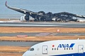 海上保安庁の航空機と衝突した日本航空（JAL）の旅客機（奥）。東京国際（羽田）空港で（2024年1月3日撮影）。(c)Richard A. Brooks / AFP