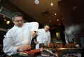 写真は料理をするフランスの三つ星シェフ、Jean-Michel Lorainさん。(c)AFP/Saeed KHAN