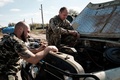 ウクライナ・ドネツク州で、ロシア軍が放置した車両を調べるウクライナ兵（2022年10月8日撮影）。(c)Yasuyoshi CHIBA / AFP