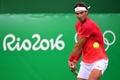 リオデジャネイロ五輪、テニス男子シングルス1回戦。リターンを狙うラファエル・ナダル（2016年8月7日撮影）。(c)AFP/Martin BERNETTI