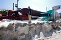 メキシコ・ハリスコ州グアダラハラ東部で、ひょうに埋もれたトラックの近くに立つ男性（2019年6月30日撮影）。(c)ULISES RUIZ / AFP